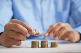 Une personne en train de compter de l'argent