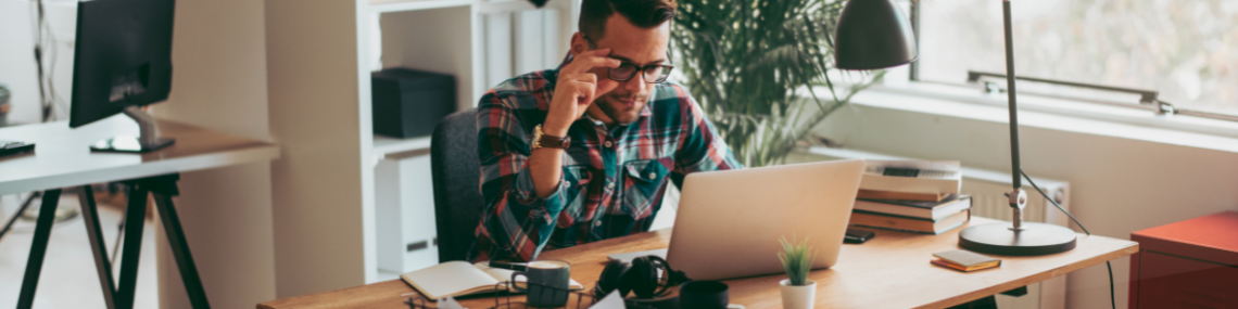 Un salarié porté en train de travailler