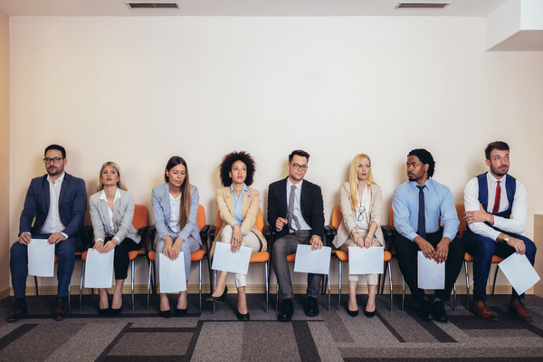 Des demandeurs d'emploi cherchant un travail