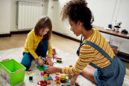 Une babysitter s'occupe d'un enfant