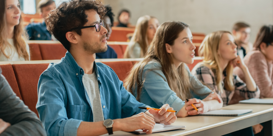 Jeunes diplômés en train de suivre un cours
