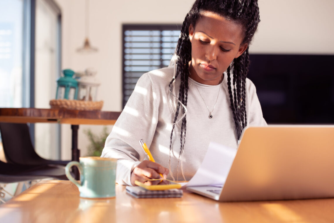 Une jeune femme en micro entreprise resolvant ses problèmes en travaillant à son bureau