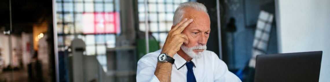 Un consultant senior travaille en retraite progressive