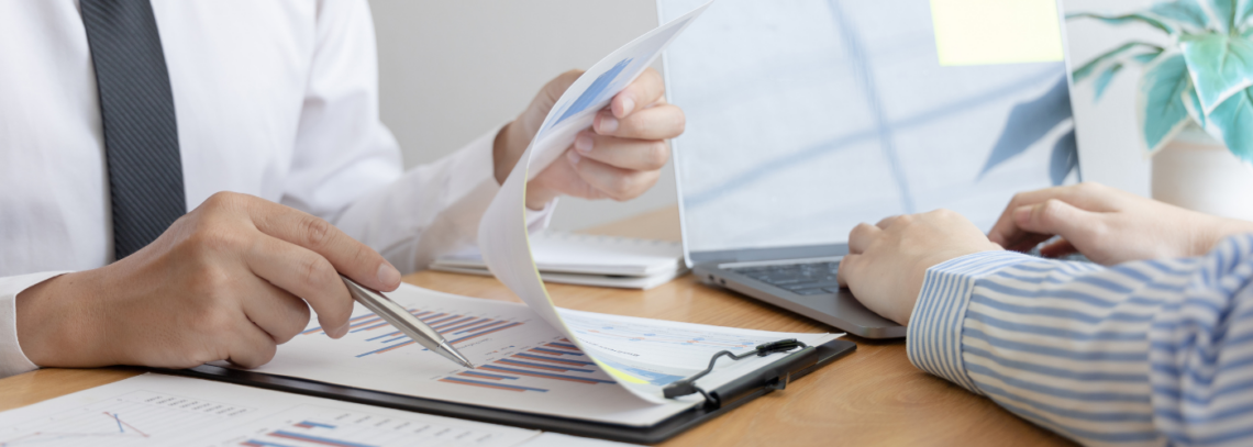 deux consultants en train de travailler avec des documents
