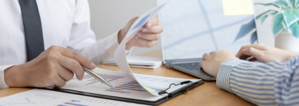 deux consultants en train de travailler avec des documents
