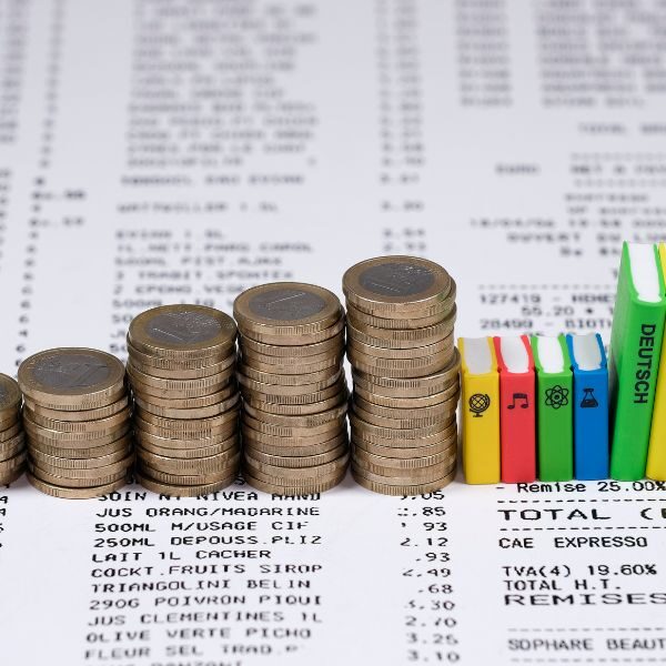 Piles de pièces illustrant le calcul et le remboursement des frais professionnels en portage salarial