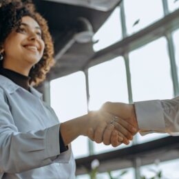 Poignée de main symbolisant la relation contractuelle autonome entre un consultant et son client en portage salarial