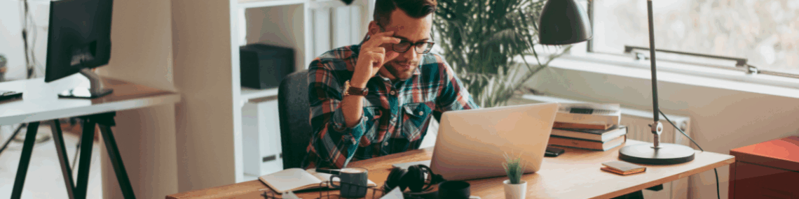 Consultant indépendant travaillant sur ordinateur portable dans un cadre professionnel propice au portage salarial