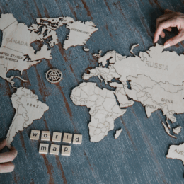 Carte du monde illustrant le portage salarial international pour des missions réalisées à l’étranger tout en restant salarié en France
