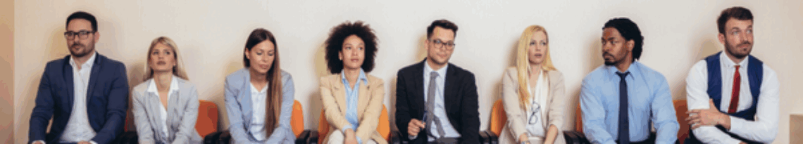Groupe de professionnels aux profils variés illustrant la diversité des consultants en portage salarial